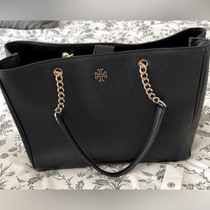 Like New!! GORGEOUS Tory Burch Carter Tote bag in Black w/gold.